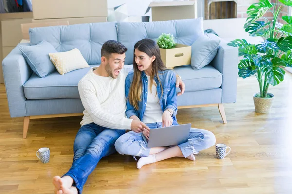 Jovem Casal Sentado Chão Nova Casa Usando Laptop Computador Sorrindo — Fotografia de Stock