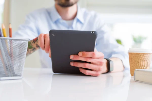 Primer plano del hombre de negocios que trabaja con tableta touchpad —  Fotos de Stock