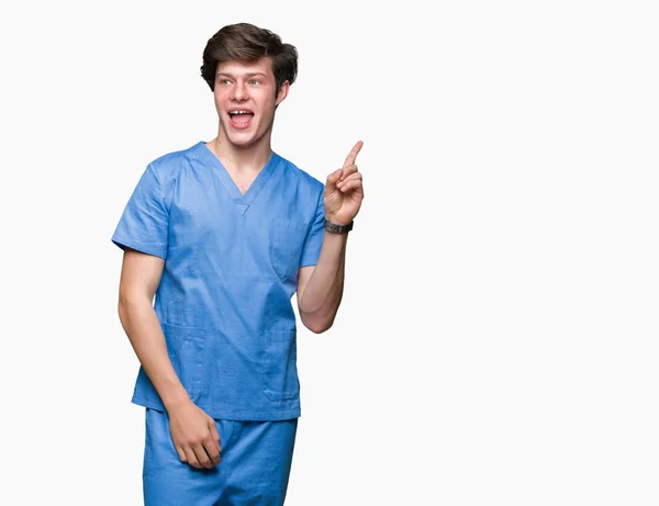 Jovem Médico Vestindo Uniforme Médico Sobre Fundo Isolado Com Grande — Fotografia de Stock