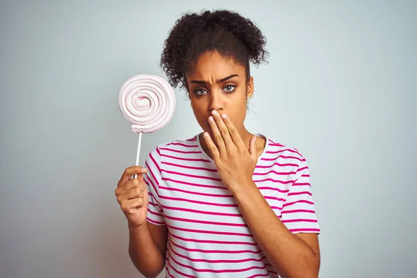 Africano Americano Adolescente Mujer Comer Colorido Caramelo Sobre Aislado Blanco —  Fotos de Stock