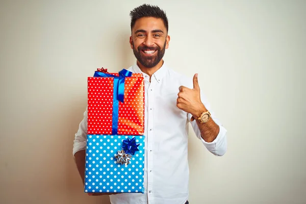 Ung Arabisk Indian Latinamerikansk Man Håller Födelsedagspresenter Stående Över Isolerade — Stockfoto