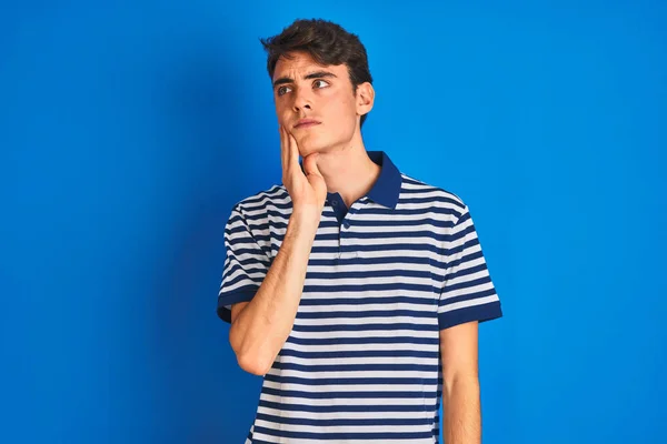 Tiener Jongen Draagt Casual Shirt Staan Blauw Geïsoleerde Achtergrond Met — Stockfoto