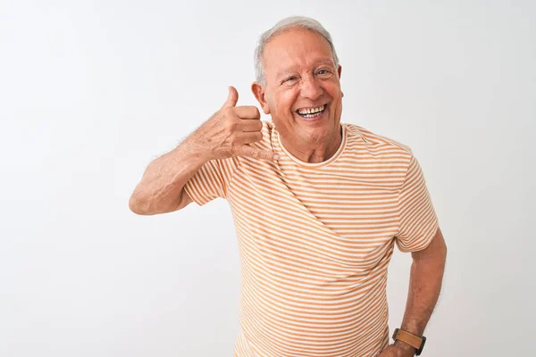 Senior Grijsharige Man Met Gestreept Shirt Geïsoleerde Witte Achtergrond Lachend — Stockfoto