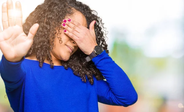 Jonge Mooie Vrouw Met Krullend Haar Dragen Winter Trui Voor — Stockfoto