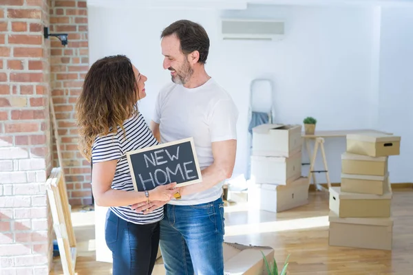 Casal Sênior Meia Idade Mudando Para Uma Nova Casa Sorrindo — Fotografia de Stock