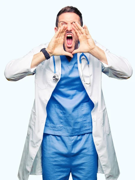 Guapo Doctor Hombre Vistiendo Uniforme Médico Sobre Fondo Aislado Gritando — Foto de Stock