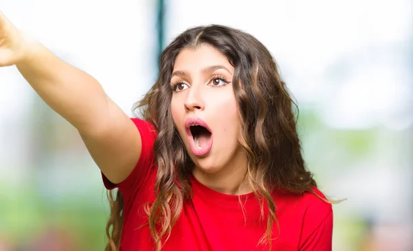 Junge Schöne Frau Lässigem Shirt Zeigt Mit Dem Finger Überrascht — Stockfoto