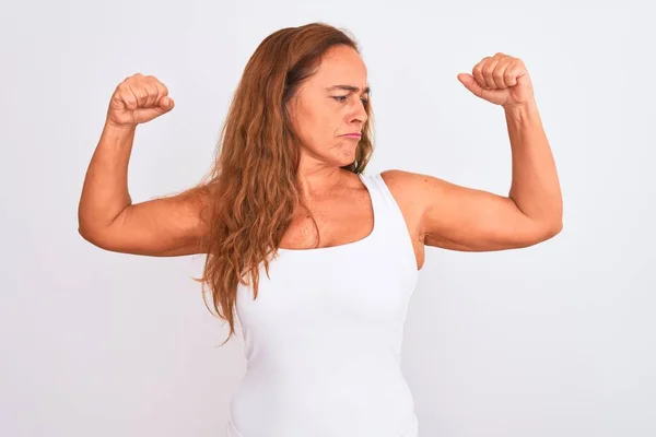 Mulher Madura Meia Idade Sobre Fundo Isolado Branco Mostrando Músculos — Fotografia de Stock