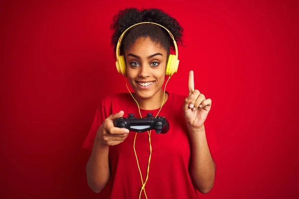 Afro Žena Hraje Videohry Pomocí Joystick Sluchátka Přes Izolované Červené — Stock fotografie