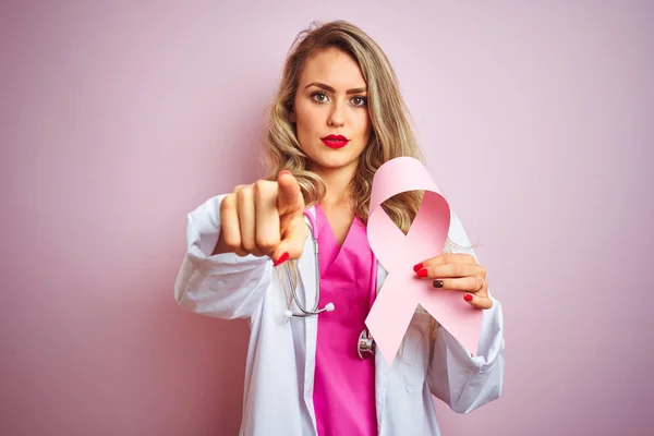 Junge Schöne Ärztin Hält Krebsband Über Rosa Isoliertem Hintergrund Und — Stockfoto