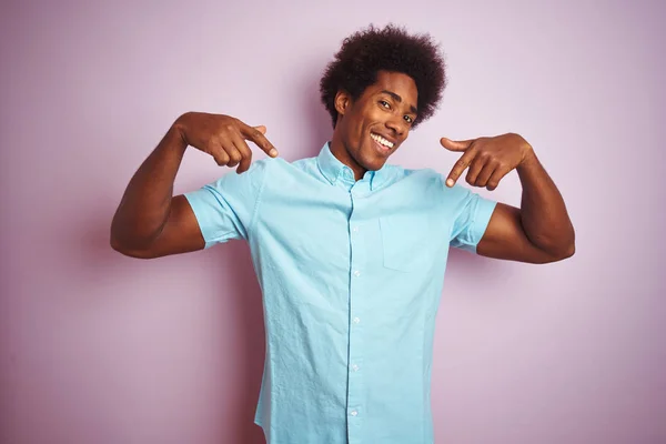 Giovane Uomo Americano Con Capelli Afro Indossa Camicia Blu Piedi — Foto Stock
