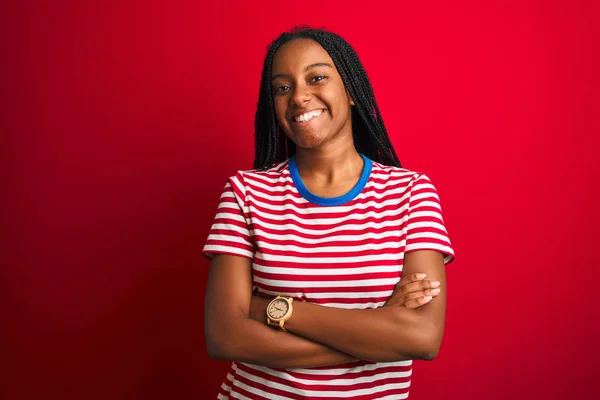 Mujer Afroamericana Joven Con Camiseta Rayas Pie Sobre Fondo Rojo —  Fotos de Stock