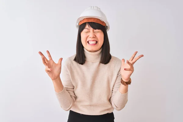 Jonge Mooie Chinese Architect Vrouw Dragen Helm Geïsoleerde Witte Achtergrond — Stockfoto