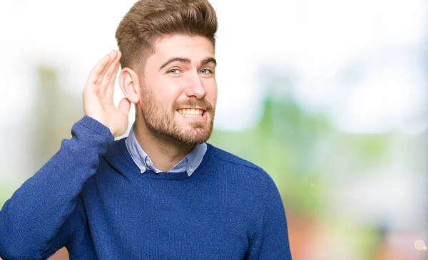 Jeune Homme Beau Bussins Souriant Avec Main Sur Oreille Écoute — Photo