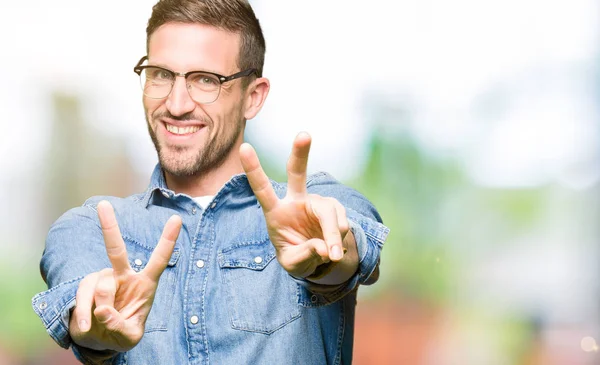 Hombre Guapo Con Gafas Sonriendo Mirando Cámara Mostrando Los Dedos —  Fotos de Stock