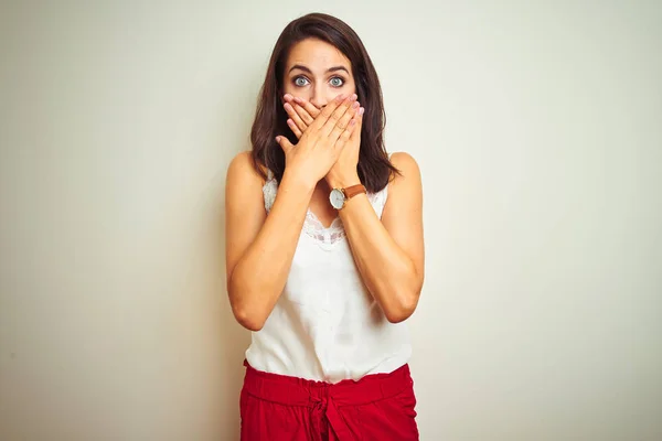 Junge Schöne Frau Shirt Steht Über Weißen Isolierten Hintergrund Schockiert — Stockfoto