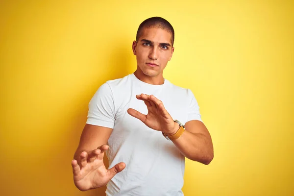 Junger Kaukasischer Mann Lässigem Weißem Shirt Über Gelbem Isoliertem Hintergrund — Stockfoto