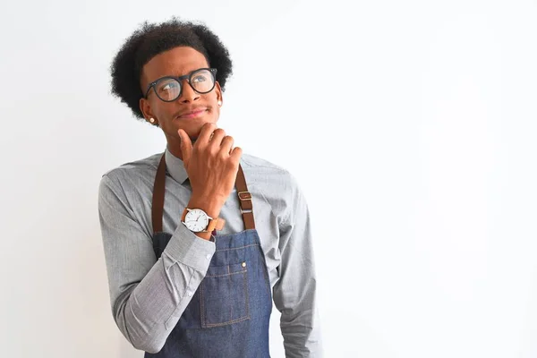Jovem Lojista Afro Americano Vestindo Óculos Avental Sobre Fundo Branco — Fotografia de Stock