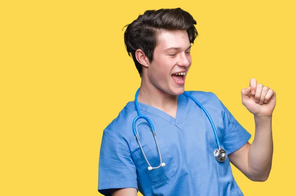 Junger Arzt Arztuniform Über Isoliertem Hintergrund Tanzend Glücklich Und Fröhlich — Stockfoto