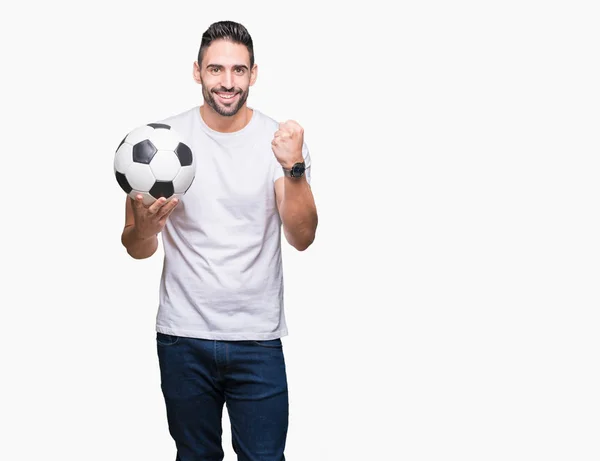 Молодой Человек Держащий Футбольный Мяч Изолированном Фоне Гордо Крича Празднуя — стоковое фото