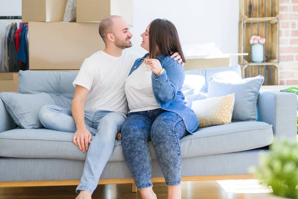 Jong Stel Zittend Bank Glimlachend Erg Blij Met Sleutels Van — Stockfoto