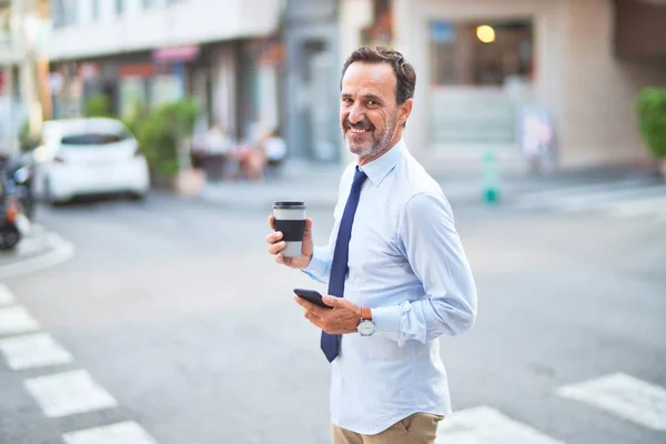 Middelbare Leeftijd Knappe Zakenman Met Behulp Van Smartphone Drinken Take — Stockfoto