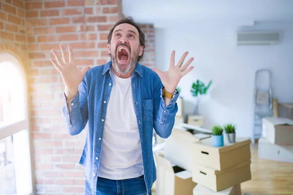 Starší Muž Středního Věku Který Stěhoval Nového Domu Balil Lepenkové — Stock fotografie