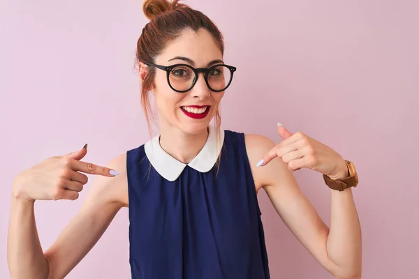 Roodharige Vrouw Met Paardenstaart Draagt Elegante Jurk Bril Geïsoleerde Roze — Stockfoto