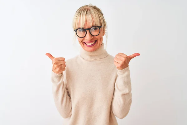 Medelålders Kvinna Bär Polotröja Och Glasögon Över Isolerade Vit Bakgrund — Stockfoto