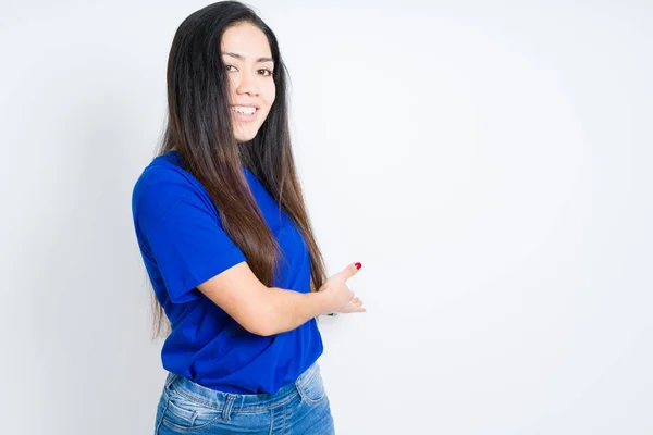 Hermosa Mujer Morena Sobre Fondo Aislado Invitar Entrar Sonriendo Natural —  Fotos de Stock