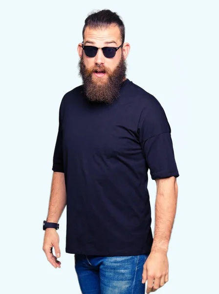 Νέοι Hipster Άνθρωπος Φορώντας Γυαλιά Ηλίου Φοβάται Και Σοκαρισμένος Παράσταση — Φωτογραφία Αρχείου