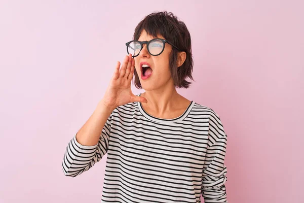 Joven Hermosa Mujer Con Camiseta Rayas Gafas Sobre Fondo Rosa — Foto de Stock