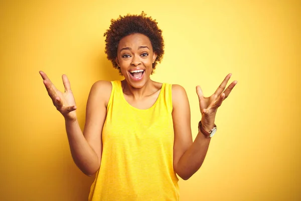 Beauitul Mujer Afroamericana Vistiendo Camiseta Verano Sobre Aislado Fondo Amarillo — Foto de Stock