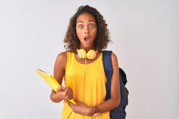 Brasilianische Studentin Mit Rucksack Notizbuch Über Isoliertem Weißem Hintergrund Erschrocken — Stockfoto