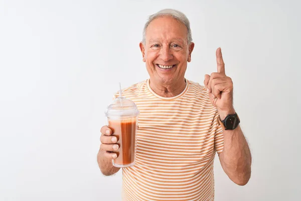 Starší Muž Pruhovaném Tričku Pije Rajčatový Koktejl Přes Izolované Bílé — Stock fotografie