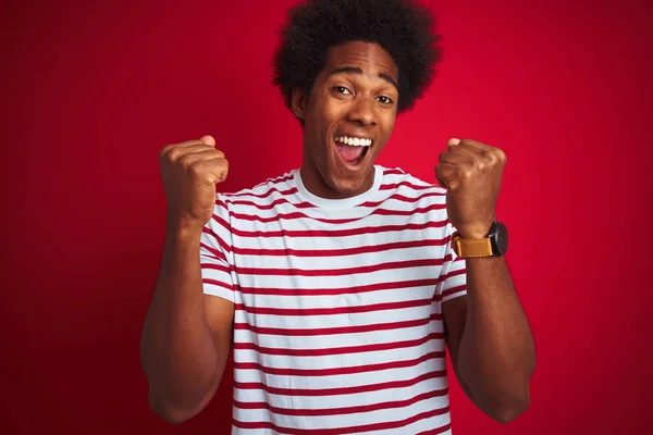 Junger Afrikanisch Amerikanischer Mann Mit Afro Haaren Gestreiftem Shirt Vor — Stockfoto