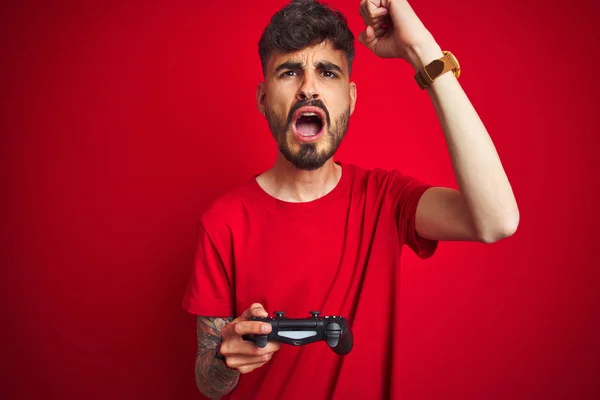 Ung Spelare Man Med Tatuering Spela Spel Stående Över Isolerad — Stockfoto