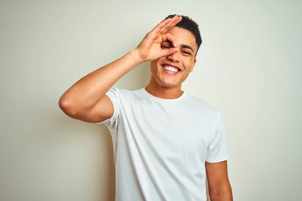 Giovane Brasiliano Indossa Shirt Piedi Sopra Isolato Sfondo Bianco Facendo — Foto Stock