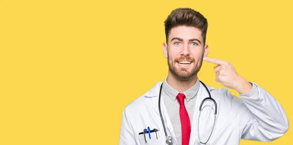 Ung Stilig Läkare Man Bär Medicinsk Päls Pekar Med Handen — Stockfoto