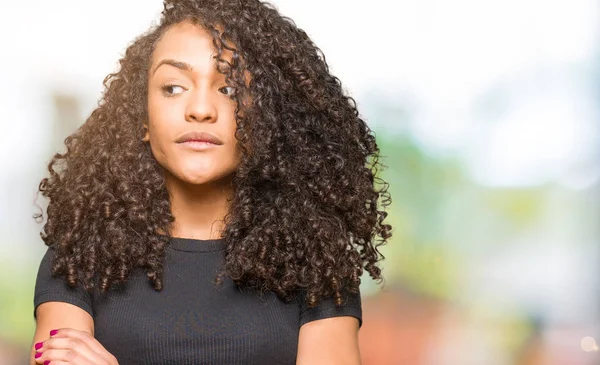 Joven Hermosa Mujer Con Pelo Rizado Sonriendo Mirando Lado Mirando —  Fotos de Stock