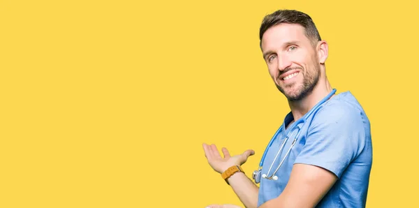 Guapo Doctor Hombre Usando Uniforme Médico Sobre Fondo Aislado Invitando — Foto de Stock