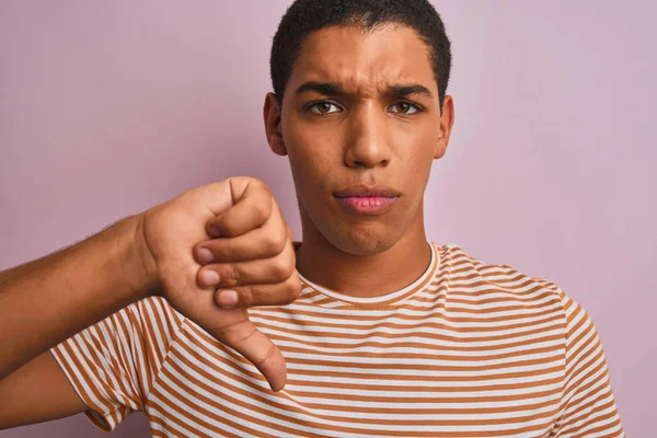 Jonge Knappe Arabische Man Draagt Gestreepte Shirt Staande Geïsoleerde Roze — Stockfoto