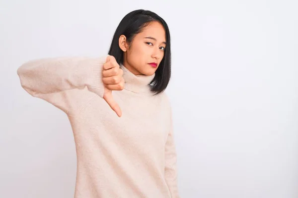 Mulher Chinesa Jovem Vestindo Camisola Gola Alta Sobre Fundo Branco — Fotografia de Stock