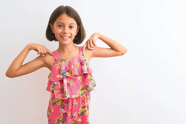 Jovem Menina Bonita Usando Vestido Floral Rosa Sobre Fundo Branco — Fotografia de Stock