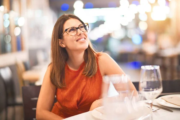 Joven Chica Hermosa Sonriendo Feliz Seguro Sentado Silla Restaurante Relajante — Foto de Stock