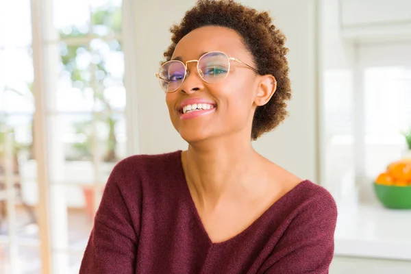 Jovem Mulher Africana Bonita Com Cabelo Afro Usando Óculos — Fotografia de Stock