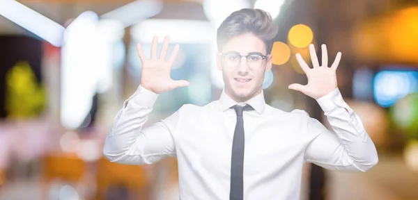 Joven Hombre Negocios Con Gafas Sobre Fondo Aislado Mostrando Apuntando — Foto de Stock