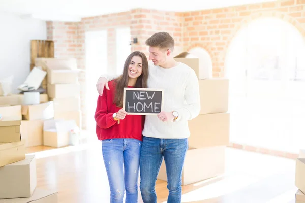 Hermosa Pareja Joven Abrazándose Amor Sosteniendo Pizarra Mudarse Nuevo Hogar — Foto de Stock