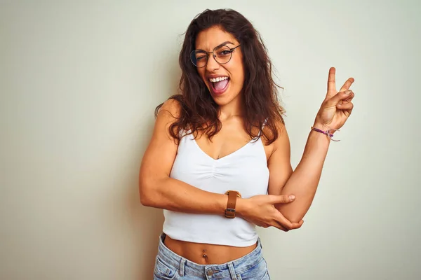 Jonge Mooie Vrouw Met Een Shirt Een Bril Die Een — Stockfoto