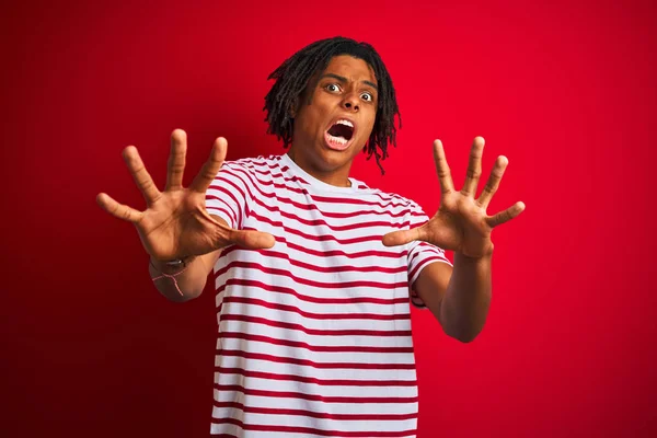 Homem Afro Jovem Com Dreadlocks Vestindo Shirt Listrada Sobre Fundo — Fotografia de Stock